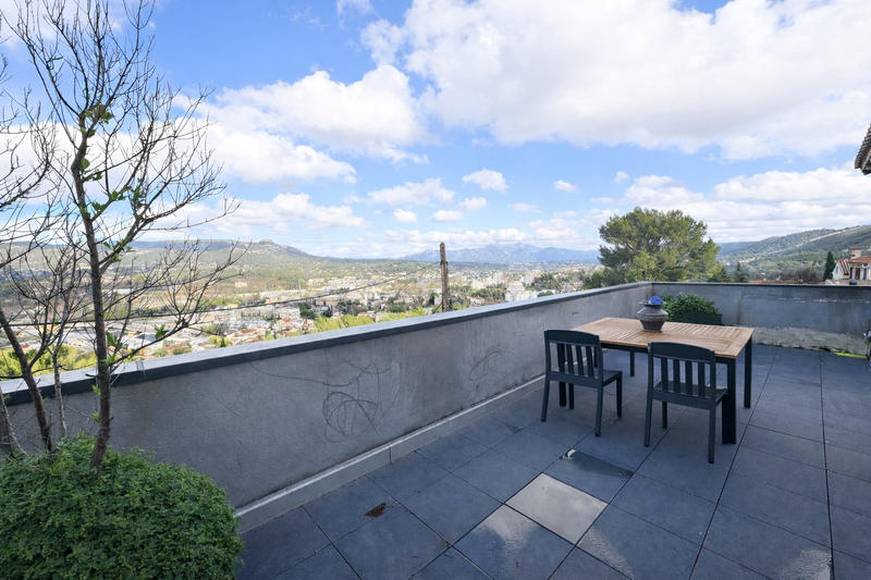 Maison - 220 m² - 5 pièces