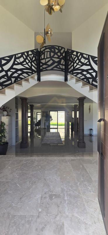 Maison - 315 m² - 8 pièces