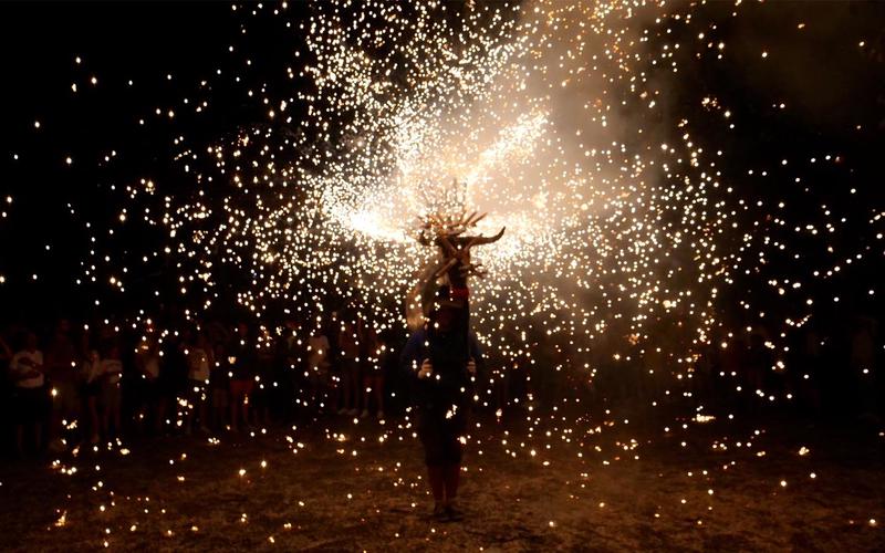 Bal au kiosque - Toro de Fuego et bataille de confettis