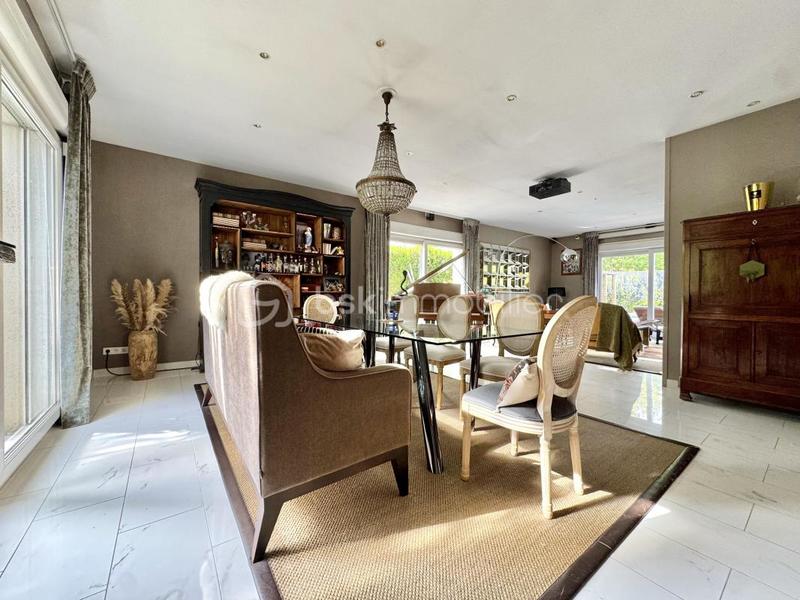 Maison - 250 m² - 8 pièces