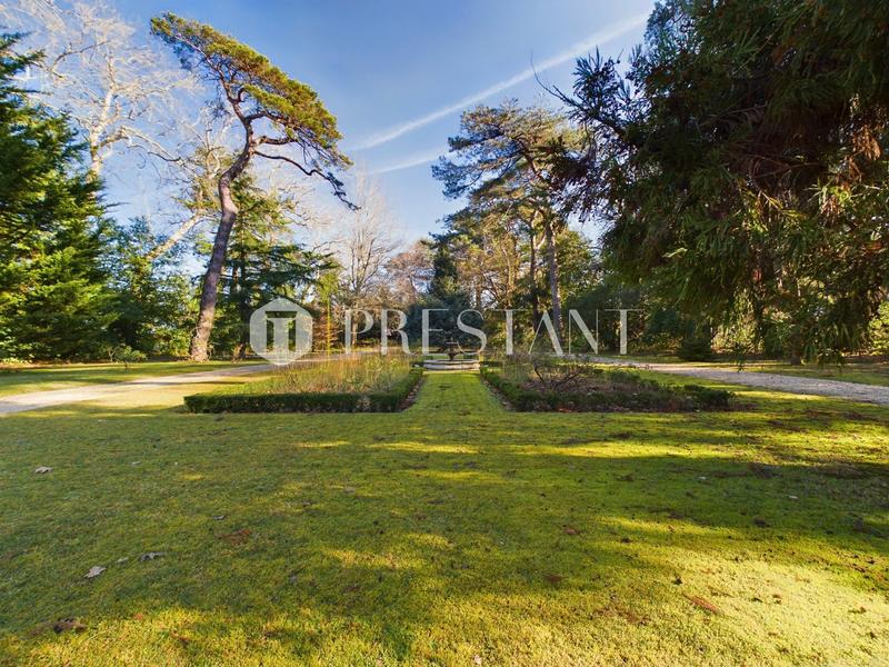 Maison - 800 m² - 20 pièces