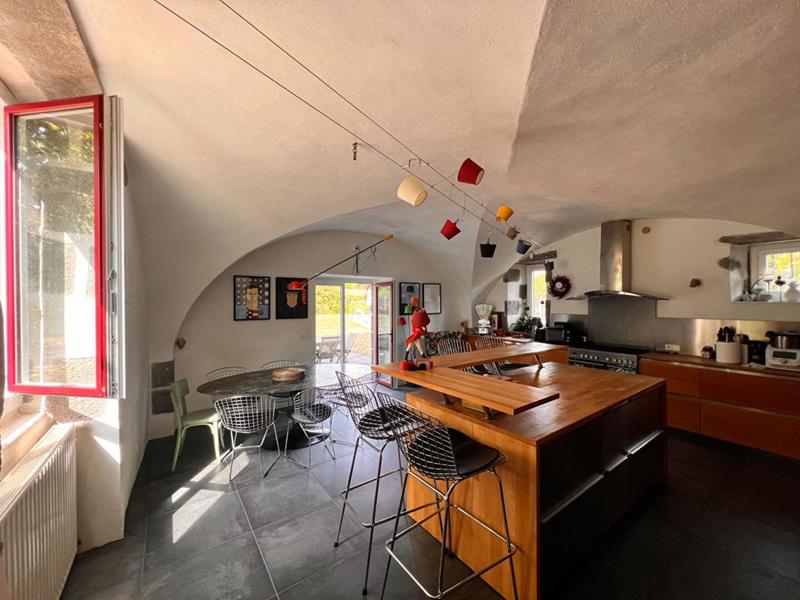 Maison - 270 m² - 6 pièces