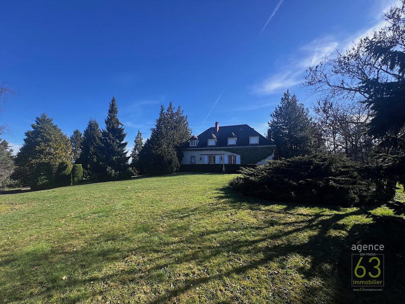 Maison - 430 m² - 9 pièces