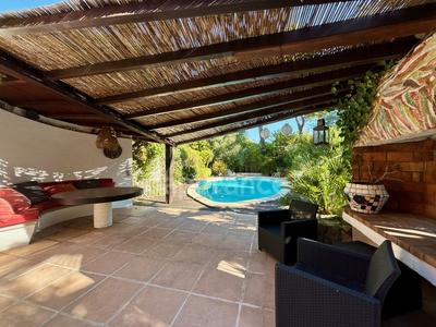 Maison - 245 m² - 10 pièces