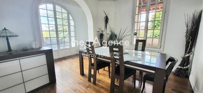 Maison - 200 m² - 7 pièces