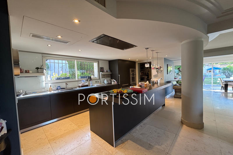 Maison - 275 m² - 8 pièces