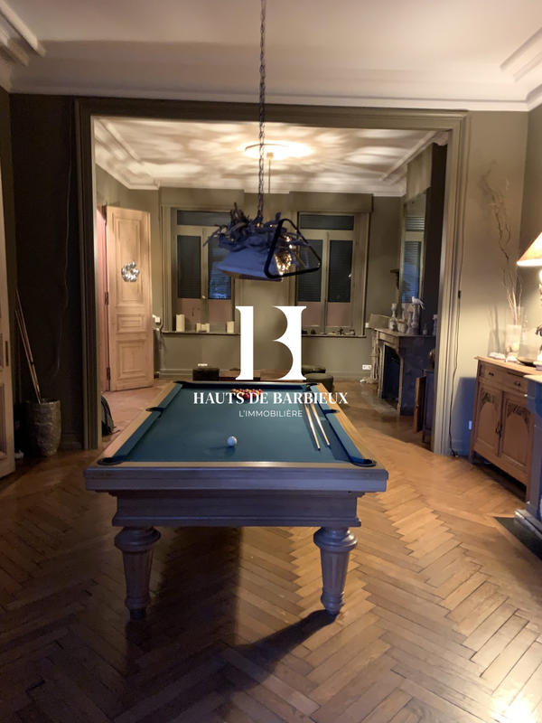 Maison - 234 m² - 9 pièces