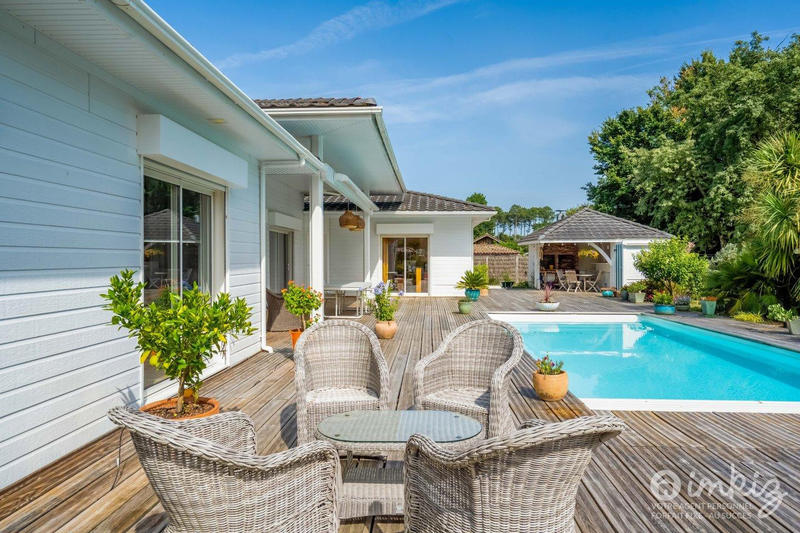 Maison - 215 m² - 9 pièces