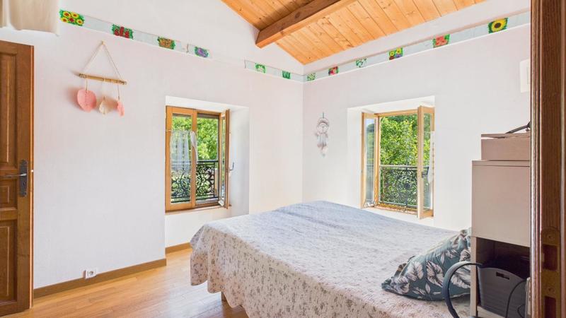 Maison - 240 m² - 8 pièces