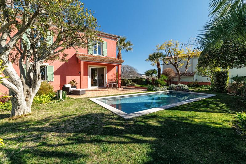 Maison - 205 m² - 6 pièces