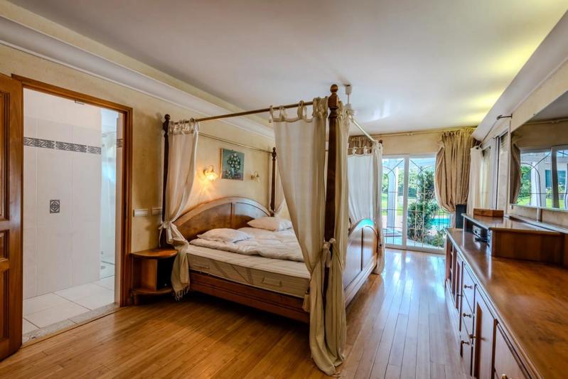 Propriété - 380 m² - 9 pièces