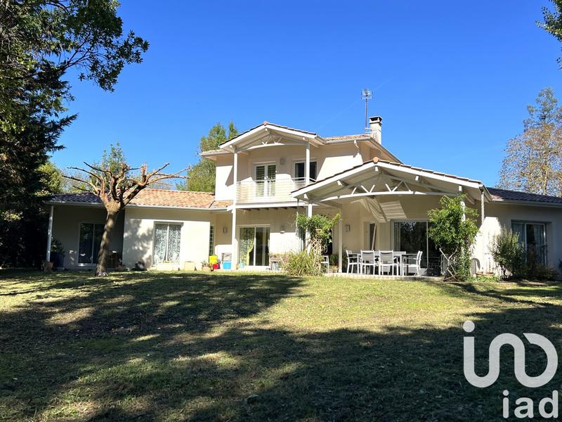 Maison - 240 m² - 8 pièces