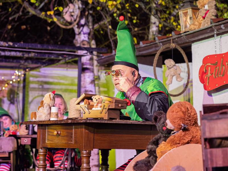 Spectacle déambulatoire de Noël : la fabrique des rêves - une féérie de Noël