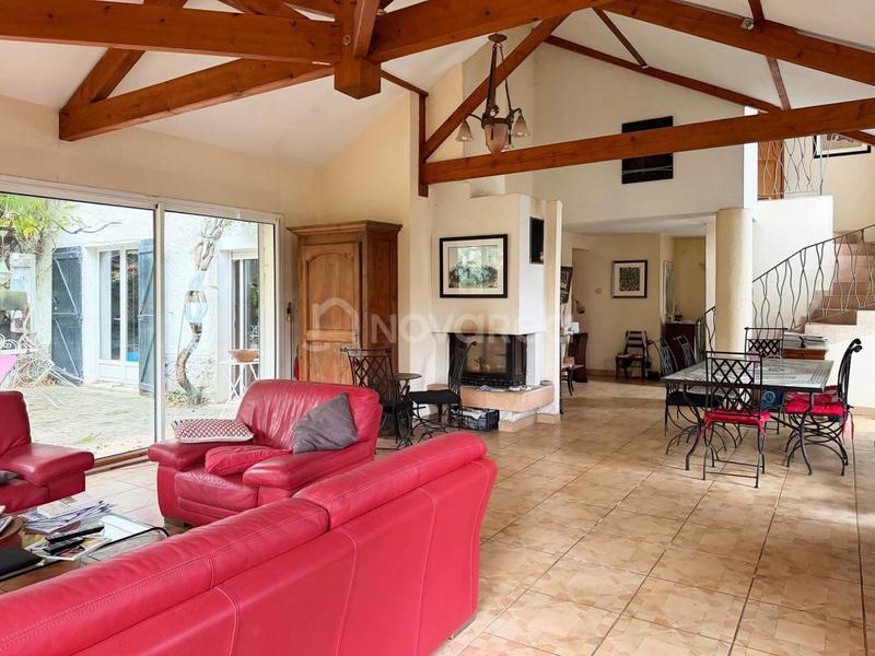 Maison - 215 m² - 9 pièces