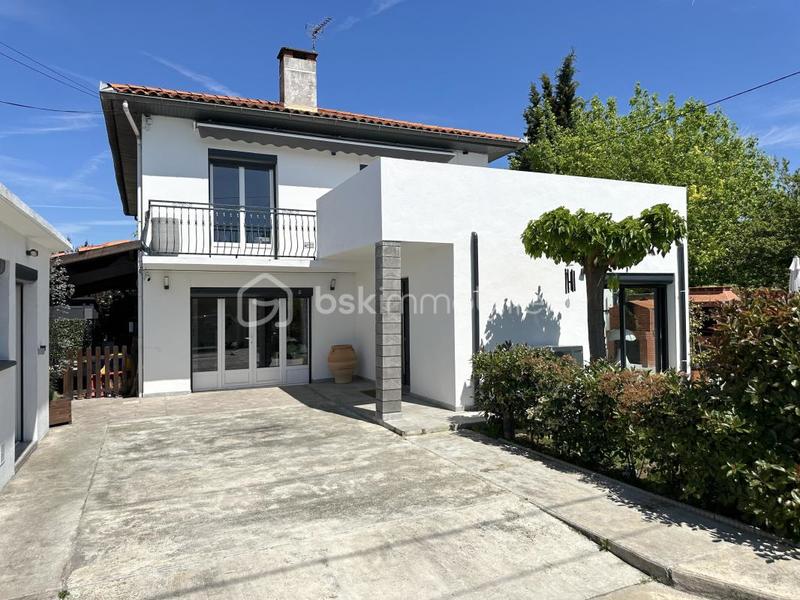 Maison - 215 m² - 9 pièces