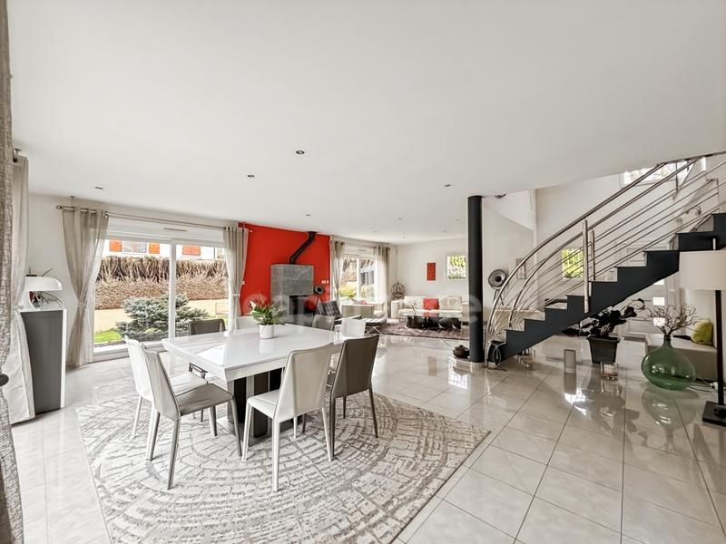 Maison - 261 m² - 7 pièces