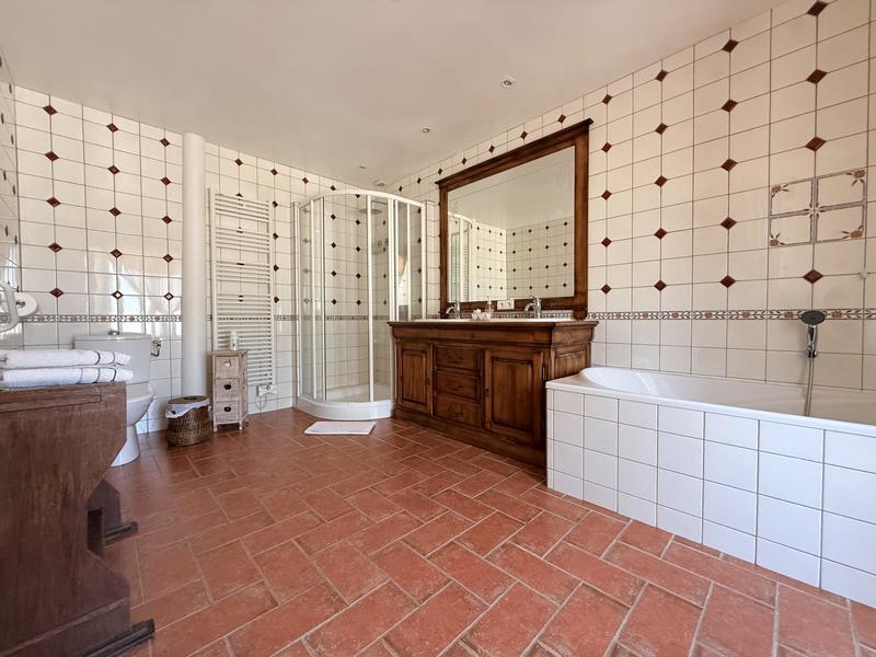 Maison - 750 m² - 25 pièces