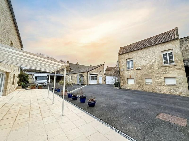 Propriété - 300 m² - 14 pièces