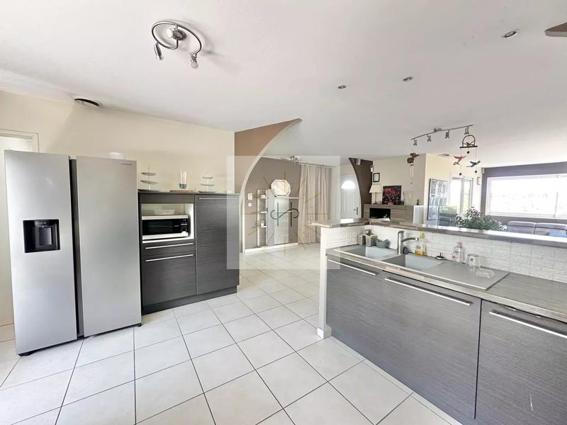 Maison - 228 m² - 9 pièces