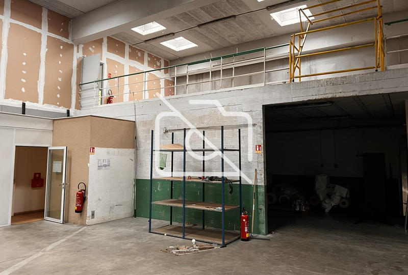 Entrepôt - 1 200 m²