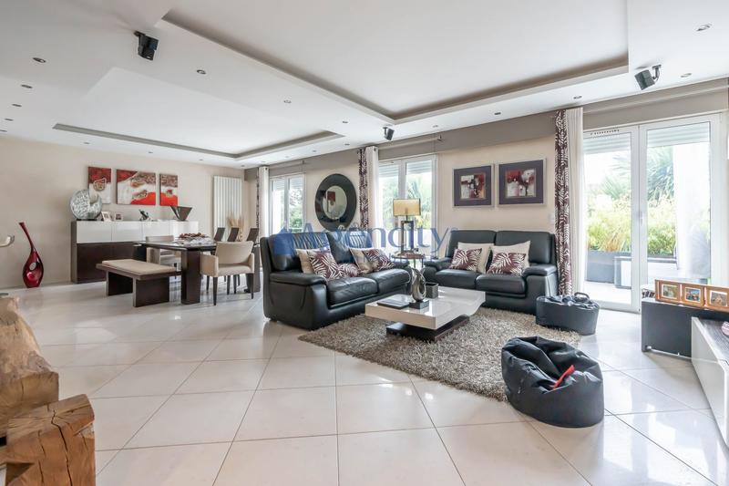 Maison - 214 m² - 7 pièces