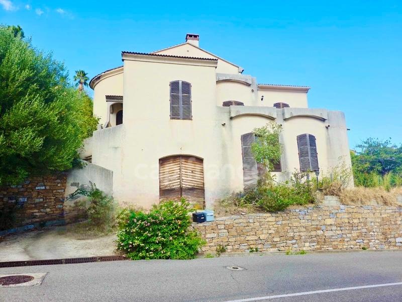 Maison - 353 m² - 10 pièces