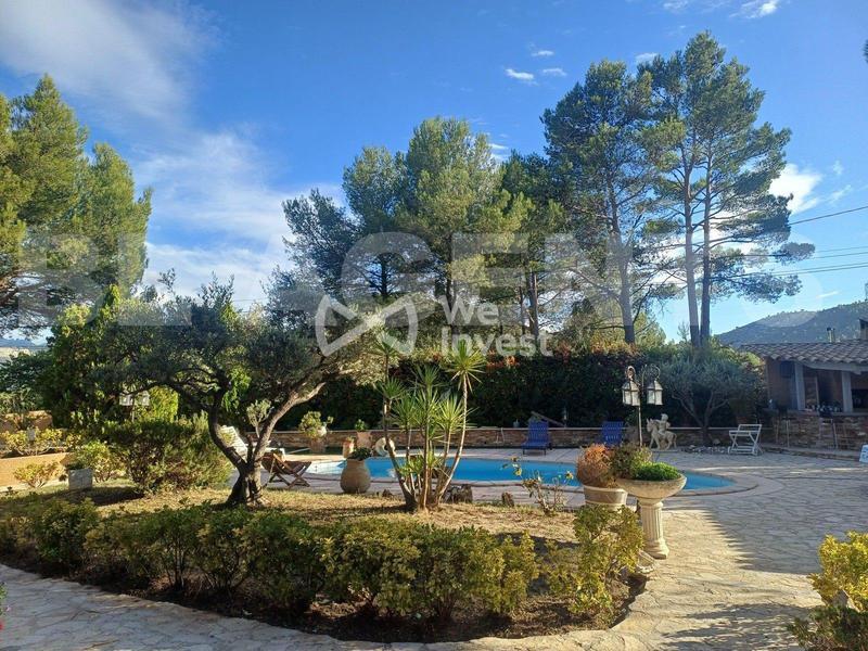 Maison - 230 m² - 7 pièces