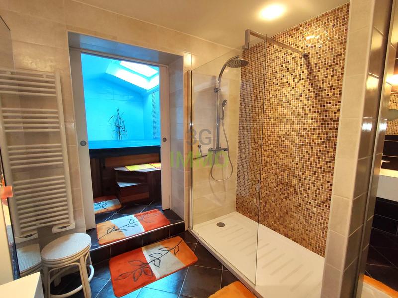 Maison - 238 m² - 8 pièces