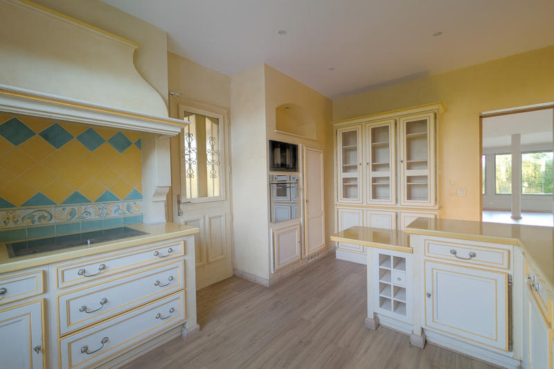 Propriété - 230 m² - 6 pièces