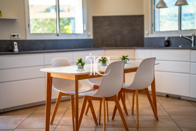 Maison - 260 m² - 6 pièces