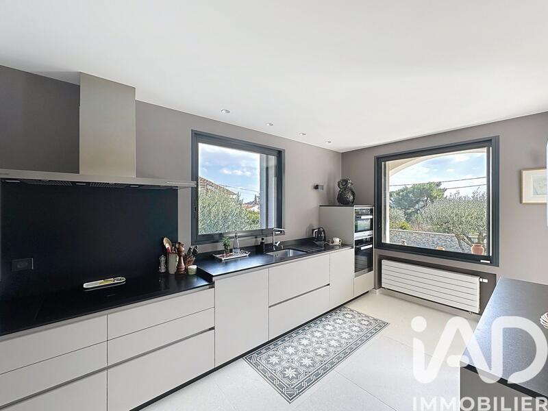 Maison - 280 m² - 10 pièces