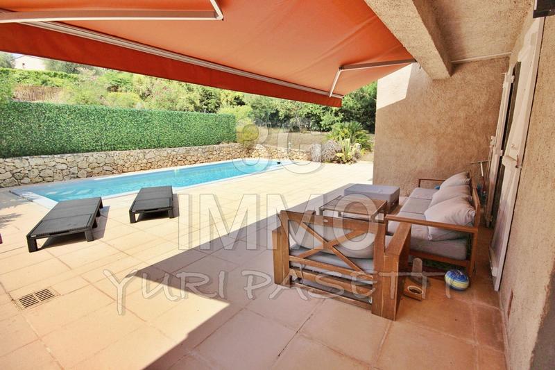 Villa - 1 365 m² - 5 pièces