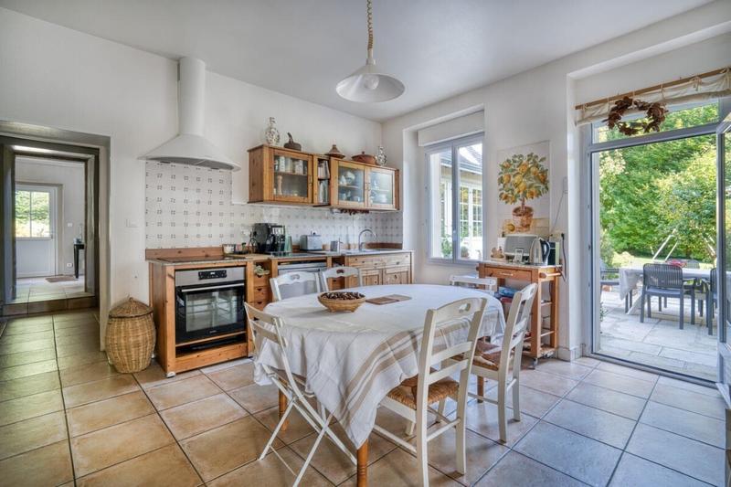 Propriété - 650 m² - 8 pièces