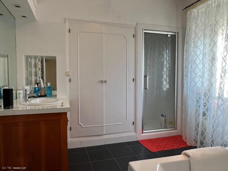 Maison - 302 m² - 9 pièces