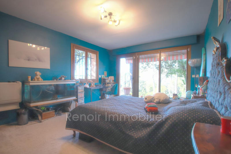 Propriété - 650 m²