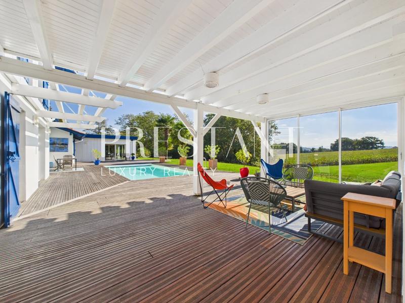 Maison - 290 m² - 9 pièces