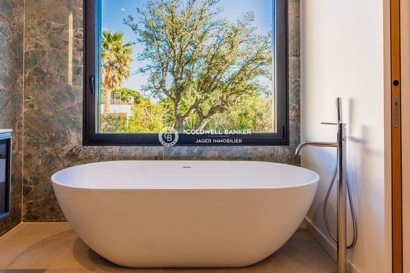 Villa - 300 m² - 6 pièces