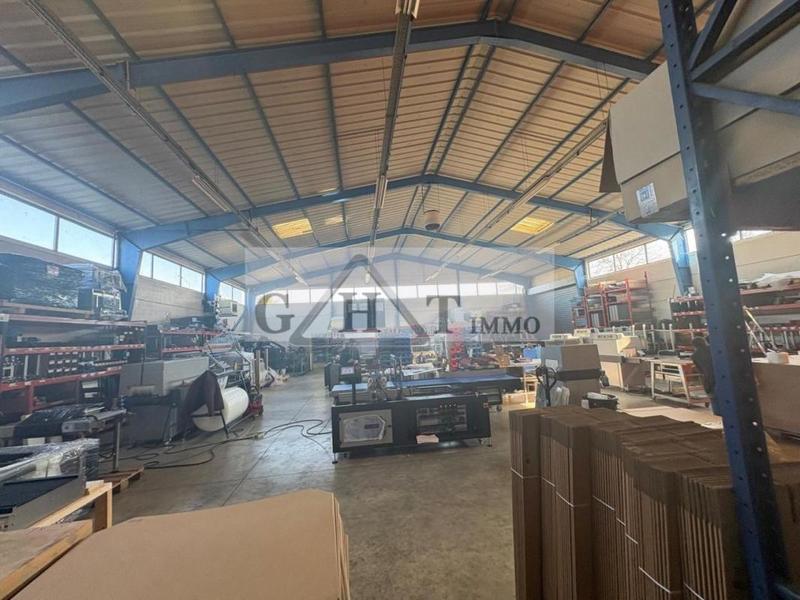 Entrepôt - 1 400 m²