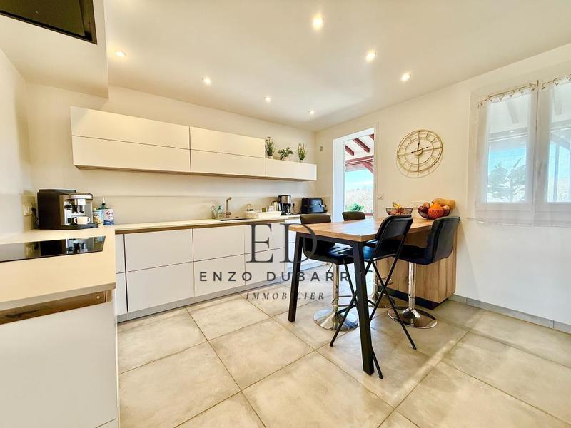 Maison - 230 m² - 8 pièces