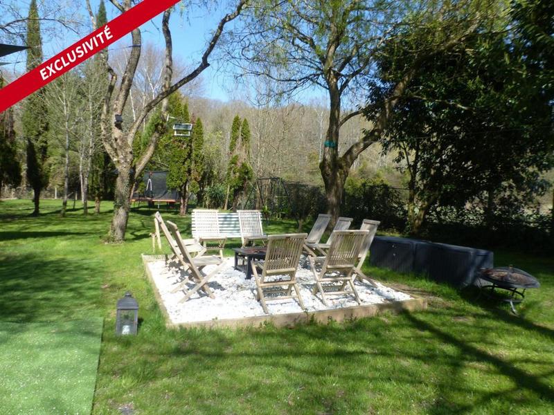 Demeure - 351 m² - 8 pièces