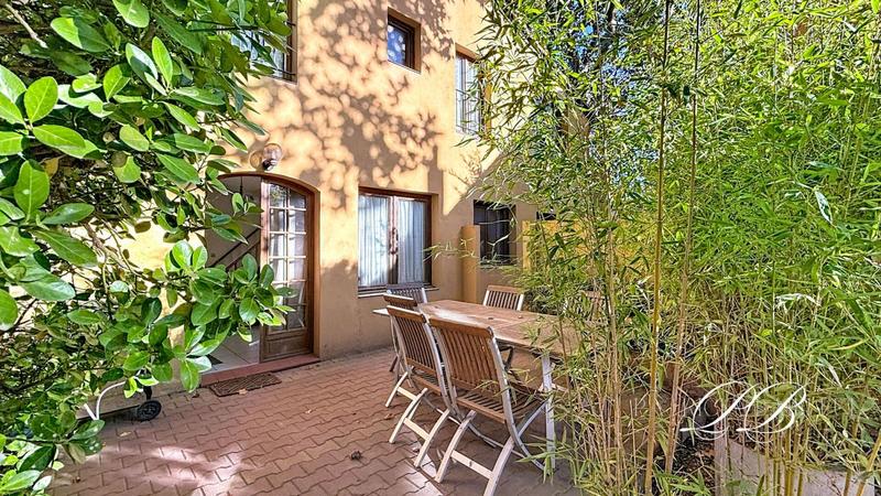 Maison - 600 m² - 25 pièces