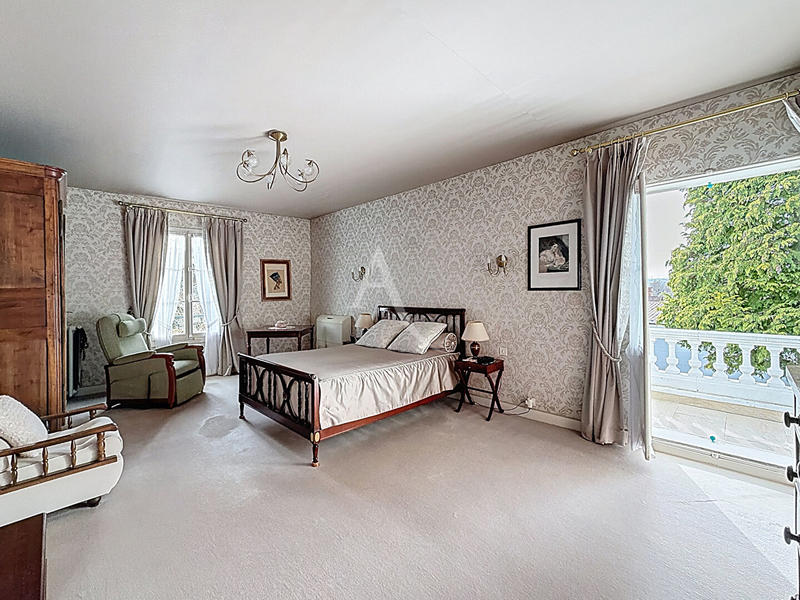 Maison - 220 m² - 8 pièces