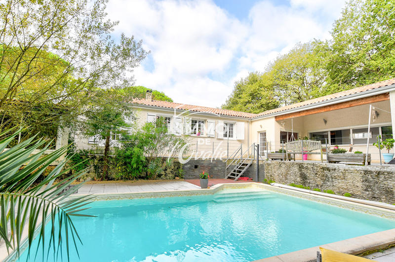 Maison - 234 m² - 7 pièces