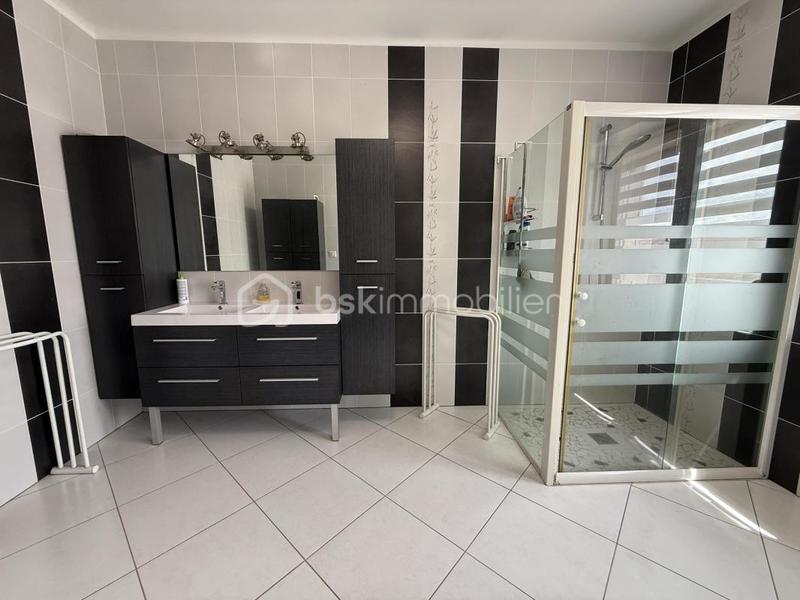 Maison - 177 m² - 7 pièces