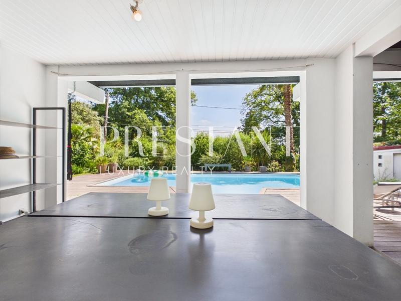 Maison - 337 m² - 8 pièces