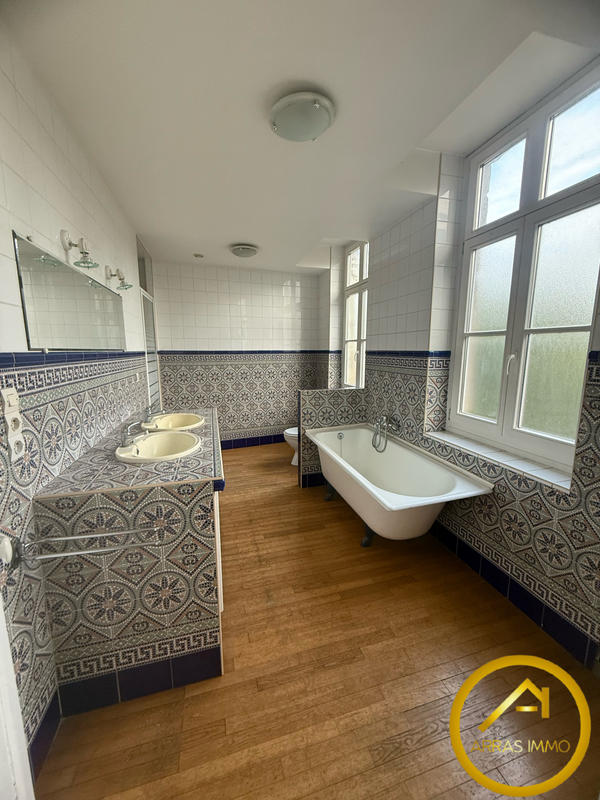 Maison - 209 m² - 9 pièces