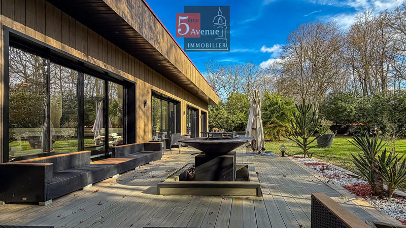 Maison - 260 m² - 7 pièces