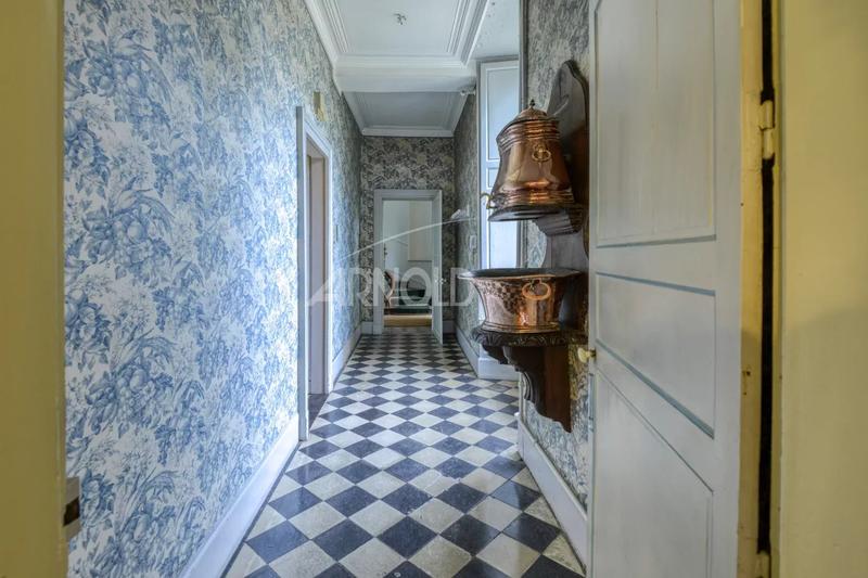 Maison - 463 m² - 15 pièces