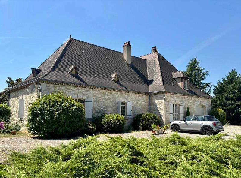 Maison traditionnelle - 308 m² - 10 pièces