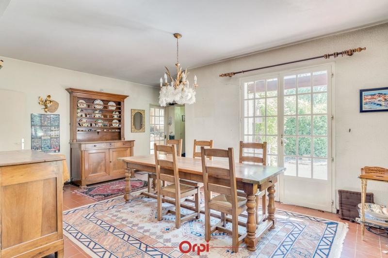 Propriété - 205 m² - 6 pièces